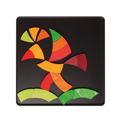 Quebra-cabeça de madeira colorido sobre base preta