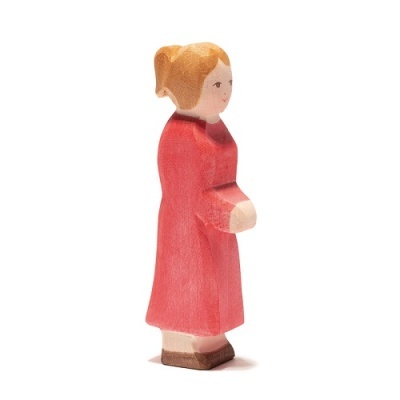 Figura de madeira de mulher com vestido vermelho e cabelo loiro