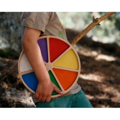 Brinquedo educativo colorido de madeira com segmentos triangulares