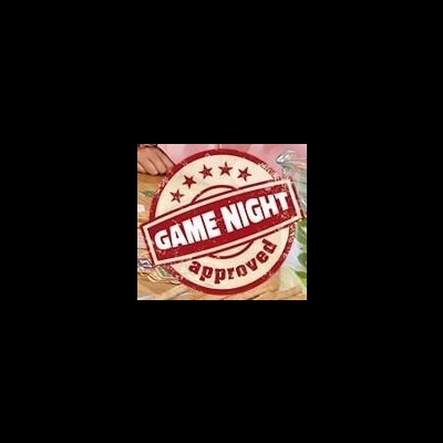 Selo 'GAME NIGHT approved' vermelho sobre mesa com cartas e mãos.