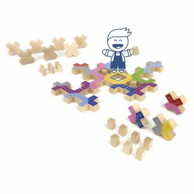 Peças de madeira coloridas para jogo de construção com formas entrelaçadas e padrões geométricos