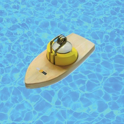 Barco de madeira com assento amarelo a flutuar em piscina azul