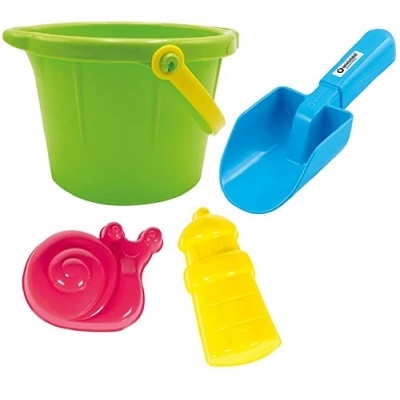 Conjunto de brinquedos de praia em plástico coloridos com balde, pá e moldes.