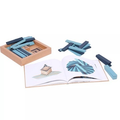 Jogo educativo de madeira TEGU com peças azuis e livro ilustrado