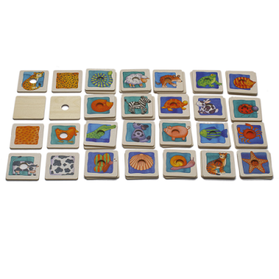 Peças de madeira com desenhos de animais coloridos organizadas em filas.