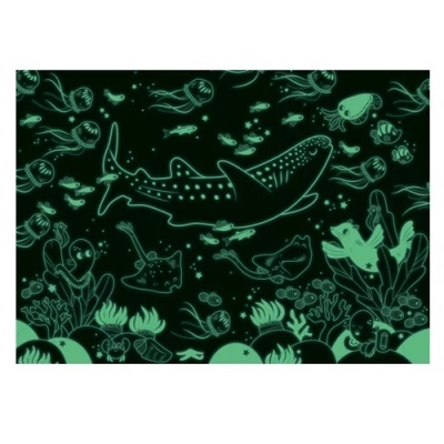 Padrão fluorescente de animais e plantas do mar sobre fundo preto.