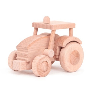 Tractor de brinquedo em madeira clara com rodas grandes e pequenas