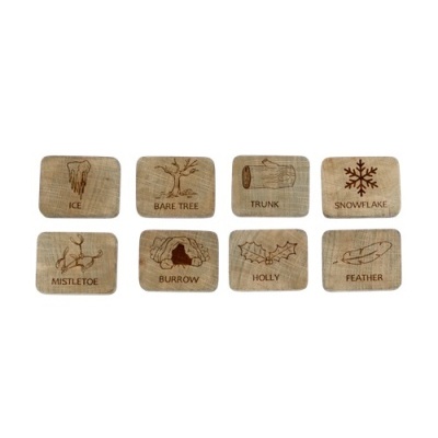 Oito blocos de madeira com palavras e desenhos gravados