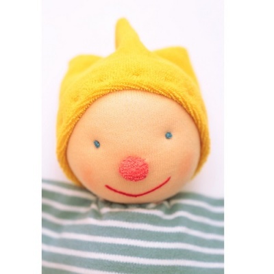 Boneco de pano sorridente com gorro amarelo e roupa riscada verde e branca