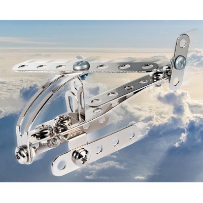 Estrutura metálica articulada prateada sobre fundo de nuvens