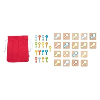 Jogo de peças de madeira coloridas e saco de tecido vermelho