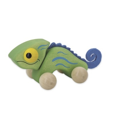 Brinquedo de madeira em forma de camaleão verde com rodas