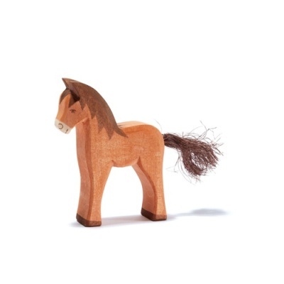 Cavalo de madeira castanho com crina e cauda castanhas