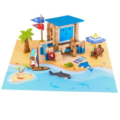 Conjunto de brinquedo de praia em madeira com cabana azul e figuras diversas