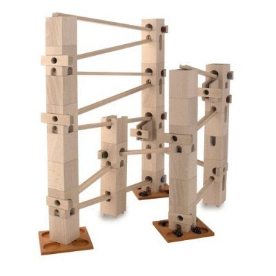 Estrutura modular de madeira clara com trilhos e bolas coloridas