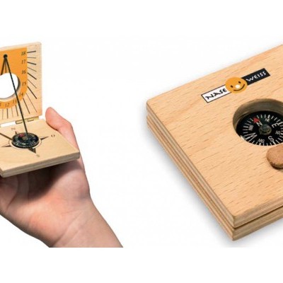 Bússola de madeira com suporte e parte móvel laranja transparente