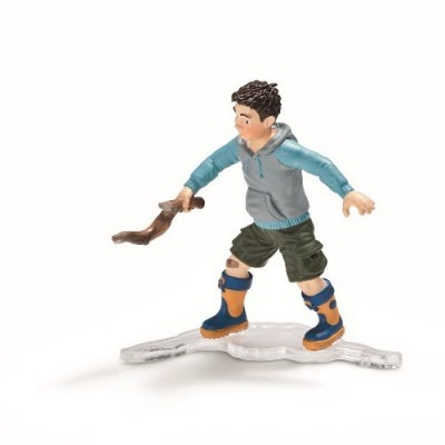 Figura em miniatura de criança com casaco cinzento e botas azuis a segurar um pau