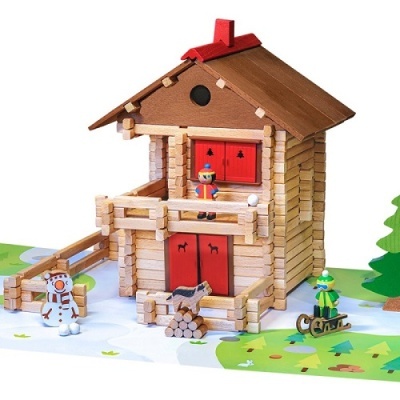 Casa de madeira tipo chalé com bonecos e árvore num cenário colorido