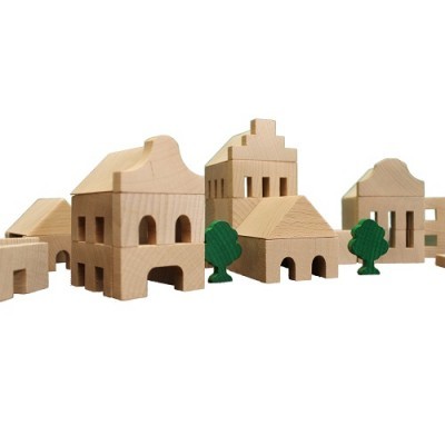 Blocos de construção em madeira natural com edifícios e árvores verdes