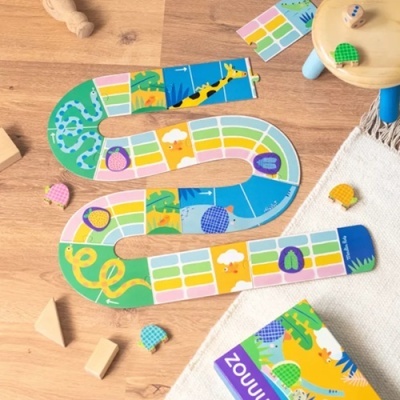 Jogo de tabuleiro colorido e dobrável com peças de madeira e um banco pequeno