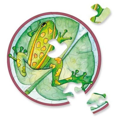 Puzzle circular com desenho de rã verde e amarela em folha de lírio