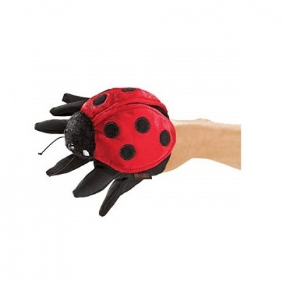 Luva preta com fantochada de joaninha vermelha com pontos pretos em peluche.