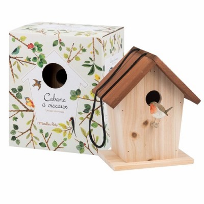 Casa de madeira para pássaros com telhado castanho e corda preta ao lado de caixa decorada