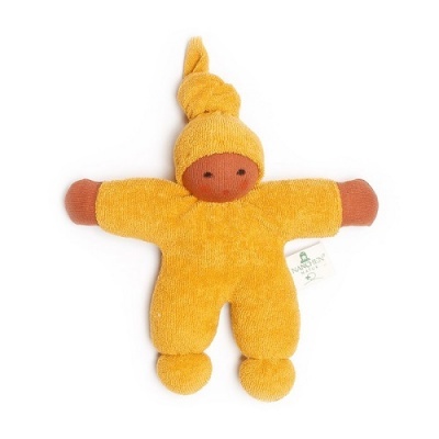 Boneco macio amarelo com rosto castanho e chapéu com nó