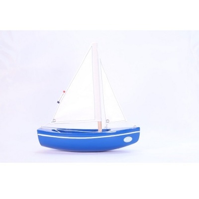 Modelo de barco à vela decorativo com casco azul e velas brancas