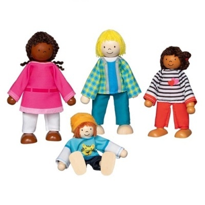 Quatro bonecos de madeira e tecido coloridos em roupa variada