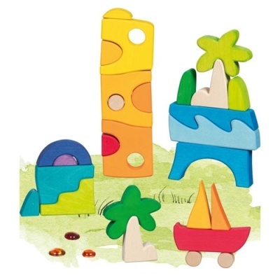 Brinquedos de blocos de madeira coloridos empilhados com formas de árvore, navio e formas geométricas.