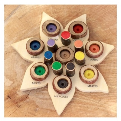 Peças de madeira coloridas com os dias da semana em espanhol