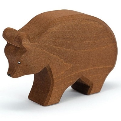 Escultura de urso em madeira castanha com olhos pintados