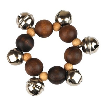 Pulseira de bolas de madeira e sinos metálicos em fundo branco
