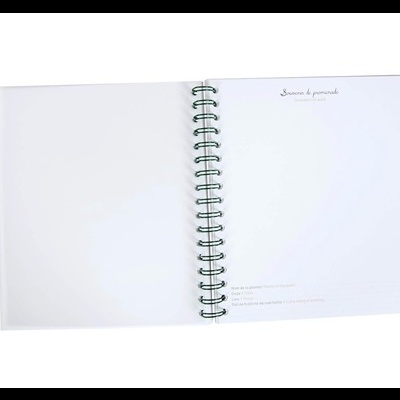 Caderno aberto com espiral verde e texto Janine la perouse