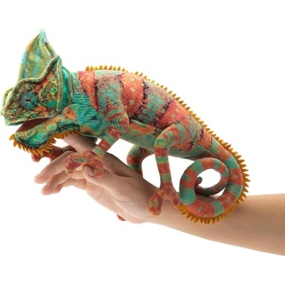 Boneco de mão de camaleão colorido com textura e espinhos alaranjados