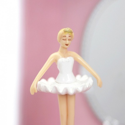 Figura decorativa de bailarina com vestido branco