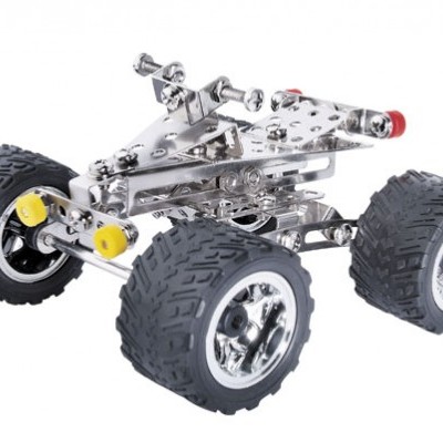 Modelo metálico de carrinho com rodas grandes e estrutura prateada