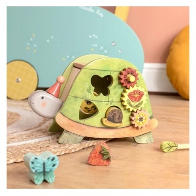 Brinquedo de madeira em forma de tartaruga verde com figuras para encaixar