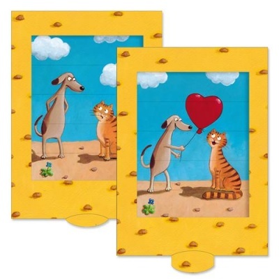 Dois painéis com cão cinzento e gato laranja, moldura amarela com ossinhos, fundo azul com nuvens