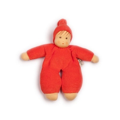 Boneco de tecido vermelho com rosto pintado e gorro