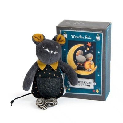 Boneco de rato de peluche cinzento com roupa e caixa ilustrada azul