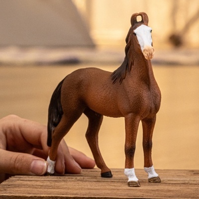 Miniatura de cavalo castanho com marcas brancas em madeira