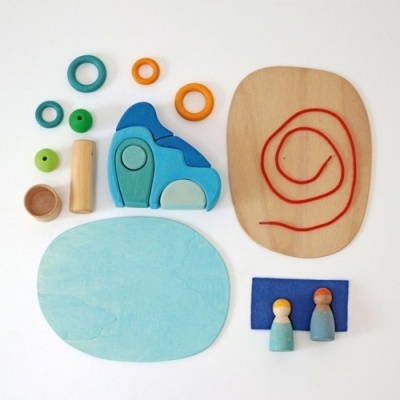 brinquedos de madeira coloridos com formas e figuras humanas sobre fundo branco