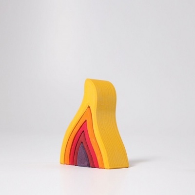 Peça decorativa em forma de chama em camadas coloridas sobre fundo branco