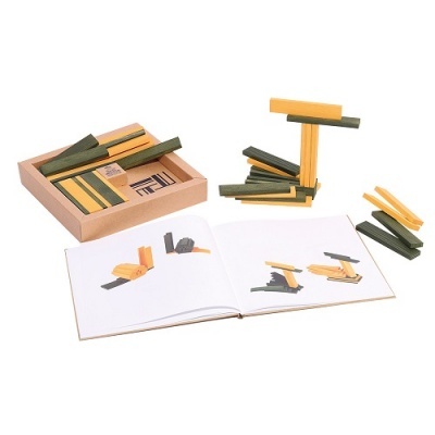 Peças de madeira coloridas e livro de instruções aberto