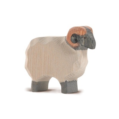 Figura de ovelha esculpida em madeira pintada em tons naturais