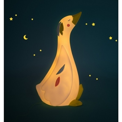 Lâmpada em forma de pato iluminada com estrelas e lua ao fundo