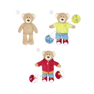 Três ursos de peluche com roupas diferentes e detalhes ampliados