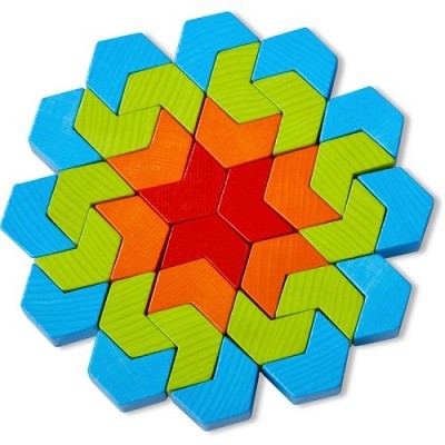 Quebra-cabeças de madeira colorida em padrão geométrico estrelado